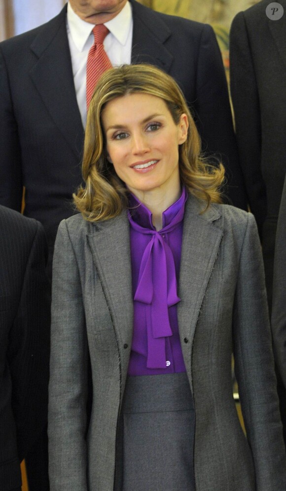Letizia d'Espagne assistait au côté du roi Juan Carlos, de la reine Sofia et du prince Felipe à l'audience du Conseil du Patrimoine National, au palais de la Zarzuela, le 20 décembre 2011.