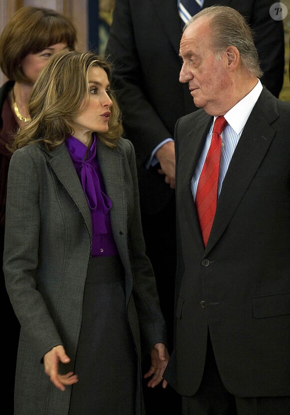 Complice avec son beau-père le roi Juan Carlos, la princesse Letizia d'Espagne assistait à l'audience du Conseil du Patrimoine National, au palais de la Zarzuela, le 20 décembre 2011.