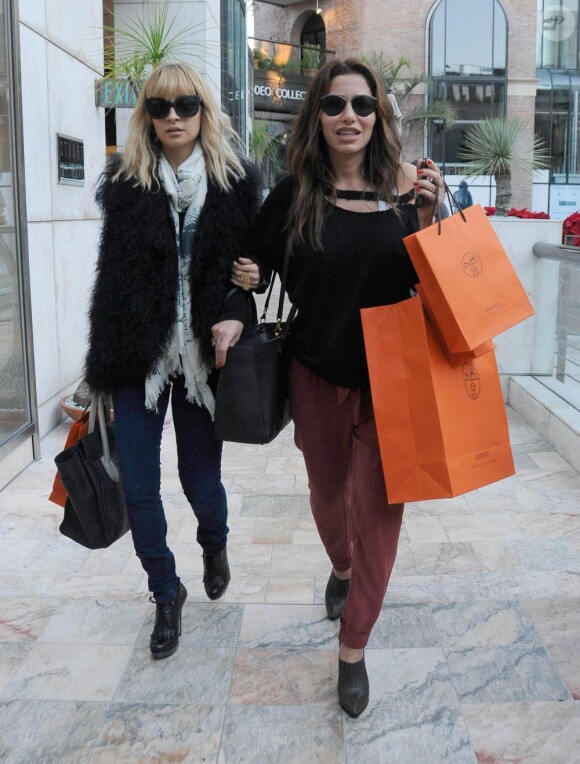 Nicole Richie accompagnée d'une amie à Los Angeles le 20 décembre 2011. La star a dévalisé une boutique Hermès