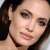 Sa peau est lisse, son teint de poupée de porcelaine met en valeur ses grands yeux bleus, Angelina Jolie a l'une des peaux les plus parfaites d'Hollywood.