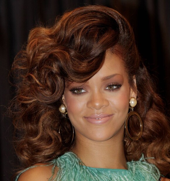 Rihanna : La belle chanteuse possède une peau lumineuse, lisse, et éclatante. Avec son teint et ses yeux verts, la jolie Rihanna peut tout se permettre et adore sortir avec un make-up nude qui lui va à ravir.