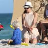 Opération creusage de trou pour Lilly Kerssenberg, femme de Boris Becker et leur petit Amadeus sur la plage de Miami le 22 décembre 2011