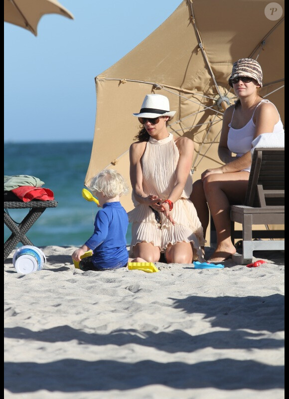 Opération creusage de trou pour Lilly Kerssenberg, femme de Boris Becker et leur petit Amadeus sur la plage de Miami le 22 décembre 2011