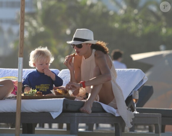 Pause 4 heures pour le petit Amadeus, fils de Lilly Kerssenberg et Boris Becker sur la plage de Miami le 22 décembre 2011