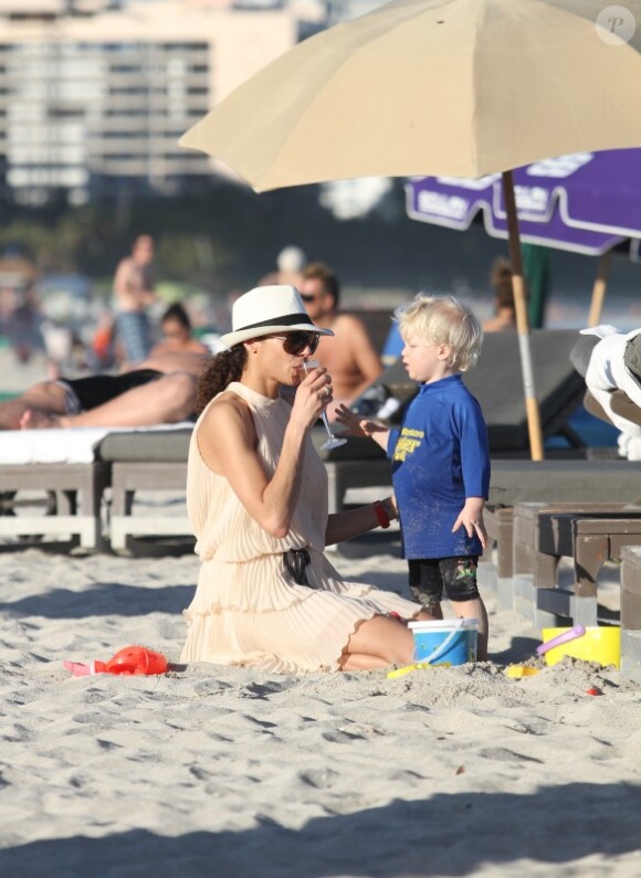 Lilly Kerssenberg, femme de Boris Becker et leur petit Amadeus sur la plage de Miami le 22 décembre 2011