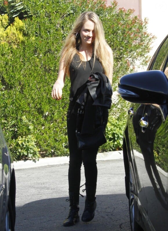 La ravissante nouvelle petite amie de Ryan Phillippe sourit lorsqu'ils vont prendre un petit-déjeuner dans le quartier de West Hollywood le 22 décembre 2011 à Los Angeles