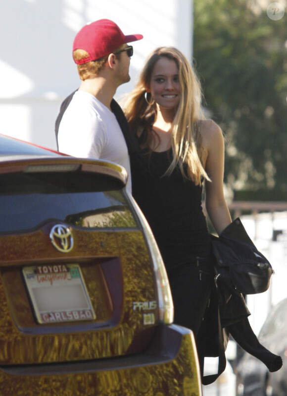 Ryan Phillippe : sa nouvelle petite amie affiche un large sourire lorsqu'ils vont prendre un petit-déjeuner dans le quartier de West Hollywood le 22 décembre 2011 à Los Angeles