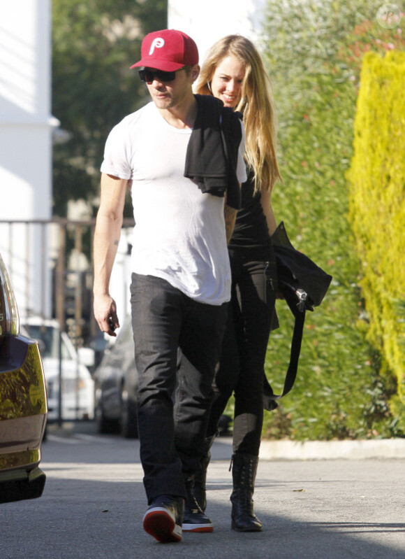 Ryan Phillippe et sa nouvelle petite amie vont prendre un petit-déjeuner dans le quartier de West Hollywood le 22 décembre 2011 à Los Angeles
