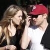 Ryan Phillippe et sa nouvelle petite amie tentent d'éviter les photographes alors qu'ils vont prendre un petit-déjeuner dans le quartier de West Hollywood le 22 décembre 2011 à Los Angeles