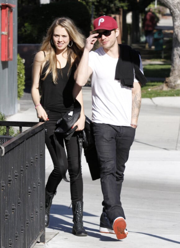 Ryan Phillippe et sa nouvelle petite amie vont prendre un petit-déjeuner dans le quartier de West Hollywood le 22 décembre 2011 à Los Angeles