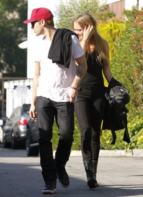 Ryan Phillippe : sa nouvelle petite amie, heureuse mais gênée, se cache alors qu'ils vont prendre un petit-déjeuner dans le quartier de West Hollywood le 22 décembre 2011 à Los Angeles