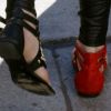 Kat Von D et ses sandales cloutées de couleur différente à Los Angeles, le 26 décembre 2011.