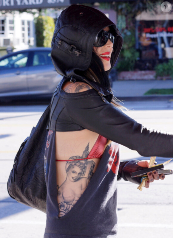 La très tatouée Kat Von D, vêtue de cuir, sort déjeuner à Los Angeles, le 26 décembre 2011.