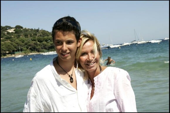 Fiona Gélin en août 2005 à Saint-Tropez avec son fils Milan