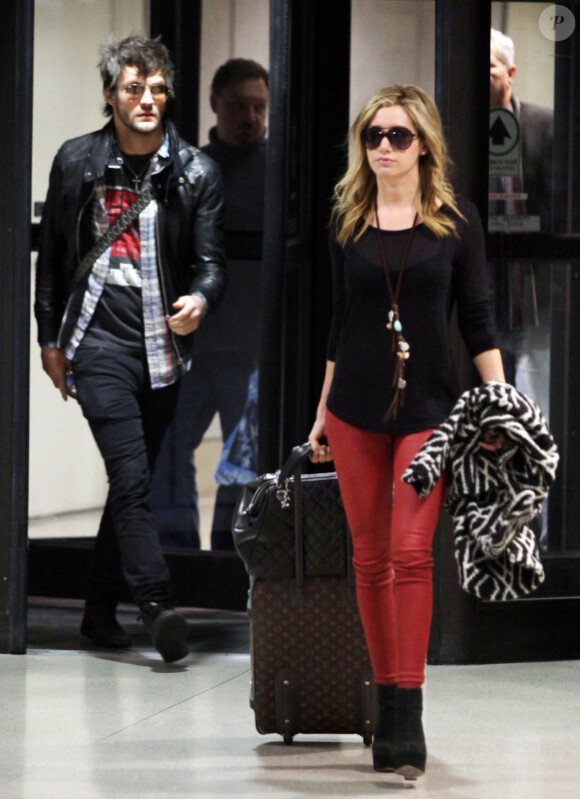 Ashley Tisdale et Martin Johnson à l'aéroport de Los Angeles, le 2 janvier 2011.