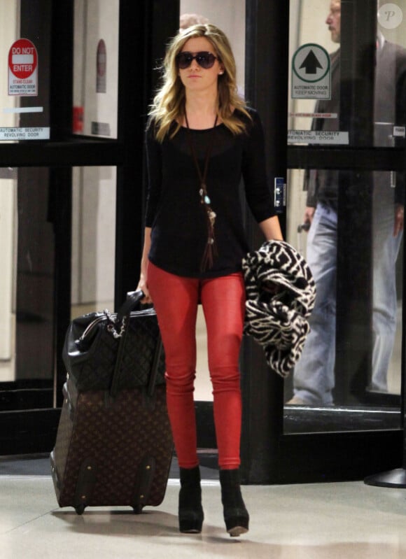 Ashley Tisdale, repérée à l'aéroport de Los Angeles, le 2 janvier 2011.
