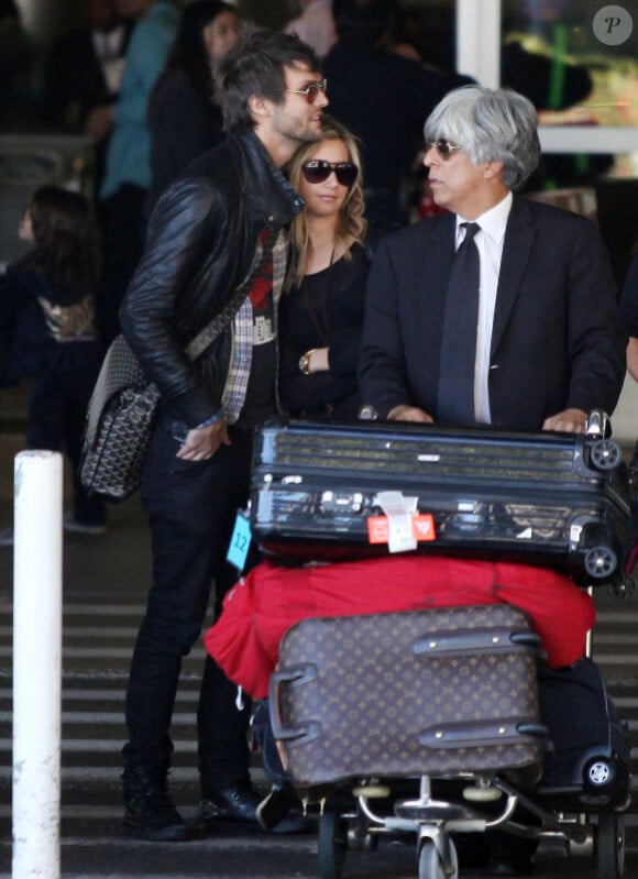 Ashley Tisdale et Martin Johnson, tendres et tactiles à leur arrivée à Los Angeles.