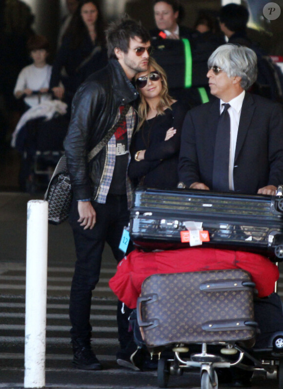 Ashley Tisdale et Martin Johnson se montrent très proches à leur arrivée à Los Angeles, le 2 janvier 2011.