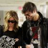 Ashley Tisdale et Martin Johnson, complices à leur arrivée à Los Angeles, le 2 janvier 2011.