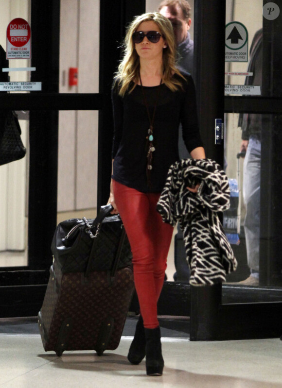 Ashley Tisdale rentre de New York où elle y a passé le nouvel an. Los Angeles, le 2 janvier 2011.