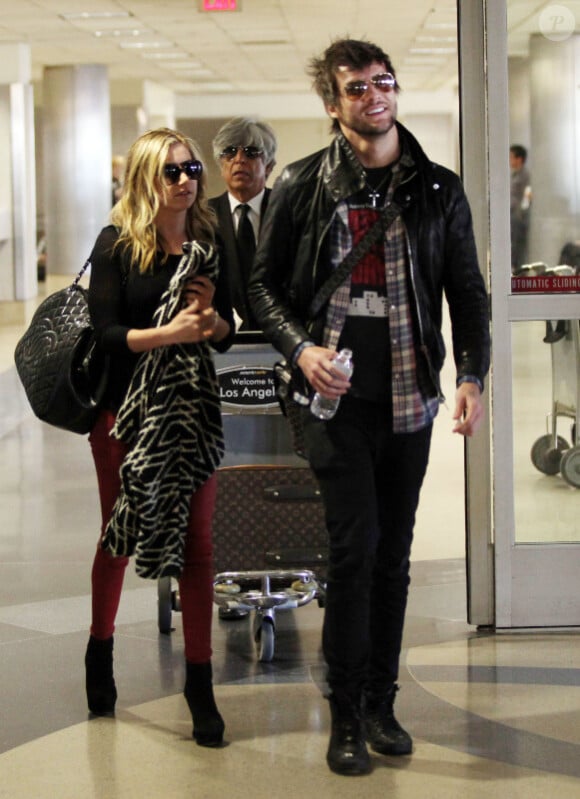 Ashley Tisdale et Martin Johnson quittent l'aéroport de Los Angeles, le 2 janvier 2011.