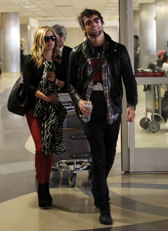 Ashley Tisdale et le leader du groupe Boys Like Girls Martin Johnson sont de retour à Los Angeles, le 2 janvier 2011.
