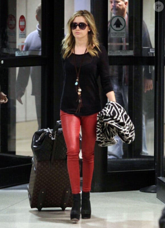 La très stylée Ashley Tisdale débarque de l'avion à l'aéroport de Los Angeles, après un séjour à New York. Le 2 janvier 2011.