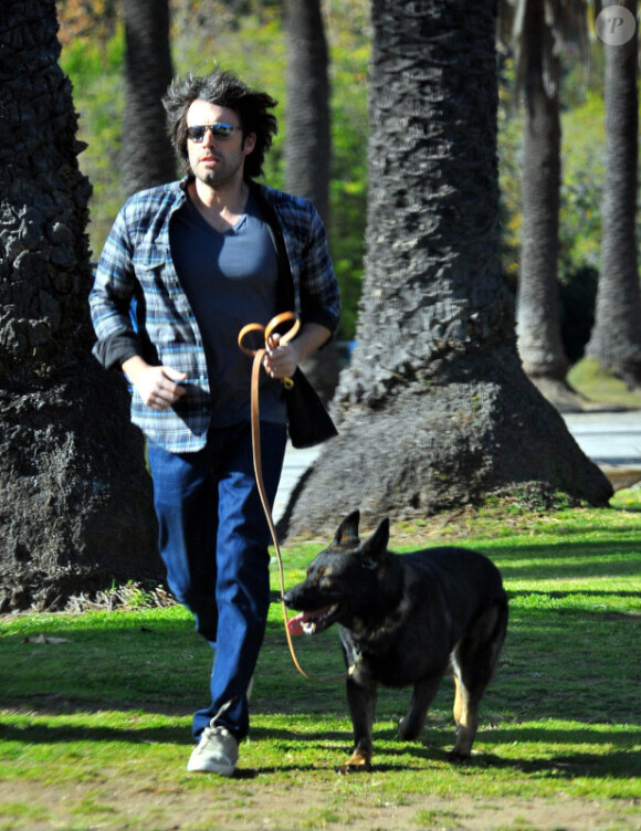 Le beau Ben Affleck se balade avec son chien, le 2 janvier 2012 à Los Angeles