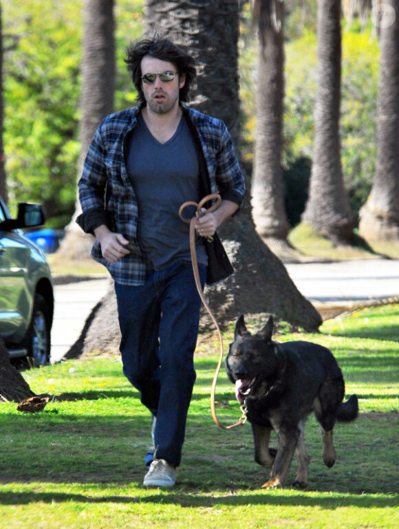 Ben Affleck court avec son chien, le 2 janvier 2012 à Los Angeles