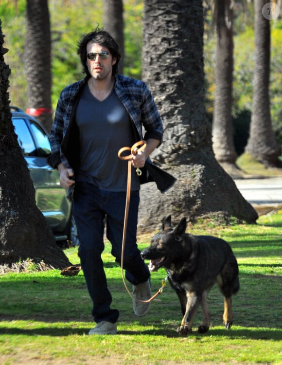 Ben Affleck se balade avec son chien et s'offre une petite course, le 2 janvier 2012 à Los Angeles