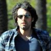 Ben Affleck se balade avec son chien, le 2 janvier 2012 à Los Angeles