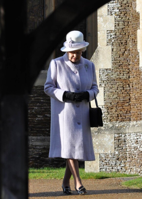 Comme chaque année, la famille royale s'est rassemblée à Sandringham à l'invitation de la reine, pour le Noël 2011. Le 1er janvier 2012, après le départ de tous, un cadavre a été découvert sur le domaine...