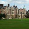 Sandringham House, un domaine de 8 000 hectares dans le Norfolk où les royaux britanniques passent leurs réunions de famille.
Comme chaque année, la famille royale s'est rassemblée à Sandringham à l'invitation de la reine, pour le Noël 2011. Le 1er janvier 2012, après le départ de tous, un cadavre a été découvert sur le domaine...