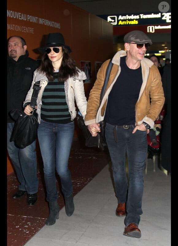Les amoureux Daniel Craig et Rachel Weisz arrivant à l'aéroport de Roissy Charles-de-Gaulle le 3 janvier 2011