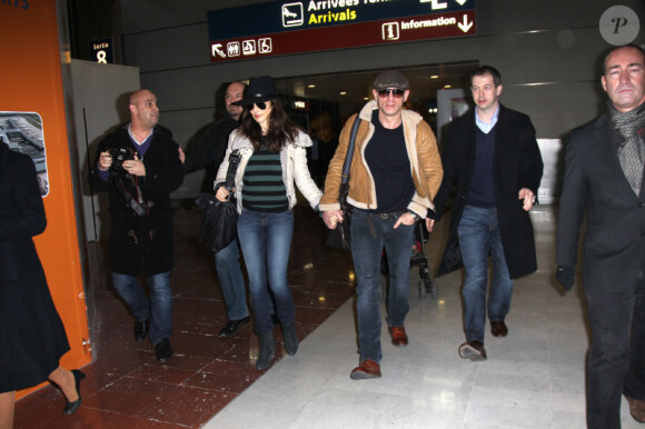 Daniel Craig et Rachel Weisz, couple marié et décontracté, arrivant à l'aéroport de Roissy Charles-de-Gaulle le 3 janvier 2011