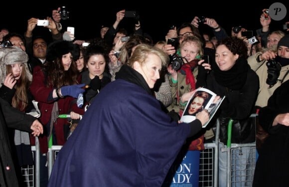 Meryl Streep, avec les fans, lors de l'avant-première du film La Dame de fer le 4 janvier 2012 à Londres