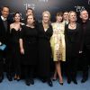 Meryl Streep, entourée de l'équipe de film, lors de l'avant-première du film La Dame de fer le 4 janvier 2012 à Londres