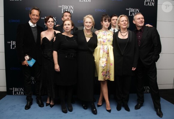Meryl Streep, entourée de l'équipe de film, lors de l'avant-première du film La Dame de fer le 4 janvier 2012 à Londres