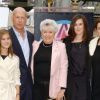 Les filles de Bruce Willis, avec leur père et leur grand-mère à Hollywood en octobre 2006