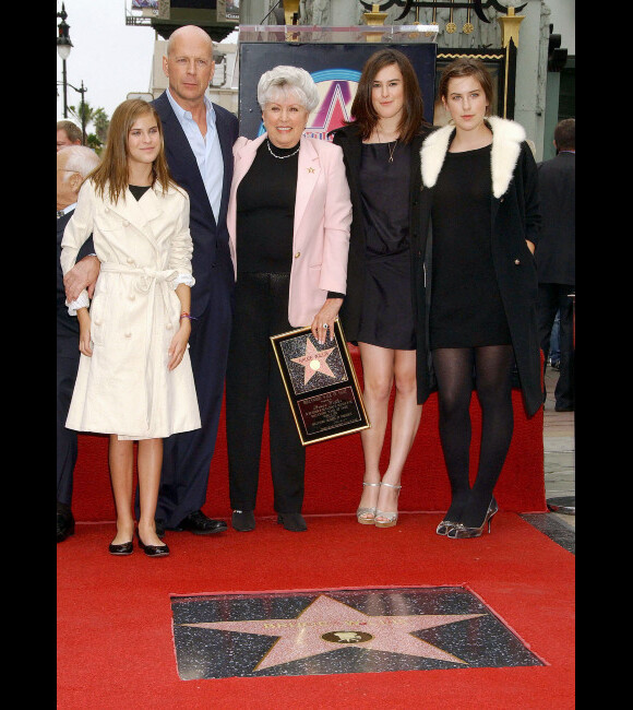 Les filles de Bruce Willis, avec leur père et leur grand-mère à Hollywood en octobre 2006