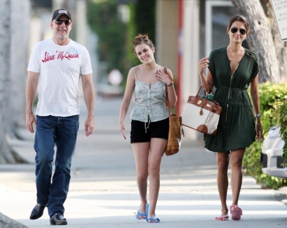 Tallulah avec son père Bruce Willis et sa belle-mère Emma Heming en 2009 à Los Angeles