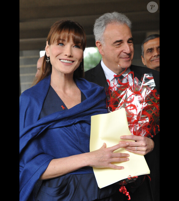 Carla Bruni-Sarkozy et Michel Kazatchkine le 6 décembre 2010 en Inde