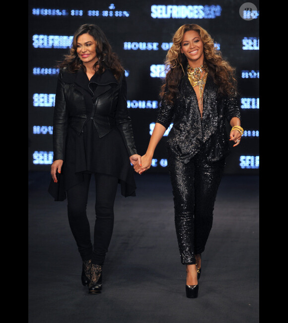 Beyoncé Knowles avec sa mère Tina le 17 septembre 2011 à Londres 