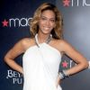 Beyoncé Knowles, reine blanche, faisant la promotion de son parfum Pulse le 22 septembre 2011