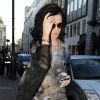 Katy Perry de sortie à Londres dans une tunique Emma Cook et des bottes noires pour une virée shopping. Le 19 mars 2011.