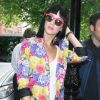 Katy Perry, lumineuse et dans un look coloré qui lui correspond avec un blazer fleuri Topshop, des lunettes roses Juicy Couture et des chaussures Vivienne Westwood. Londres, le 10 juin 2009.