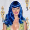 Katy Perry arbore cette fois une perruque bleue, qui gâche la robe Hervé Léger portée sur des plateformes Rock & Republic. Los Angeles, le 6 juin 2010.