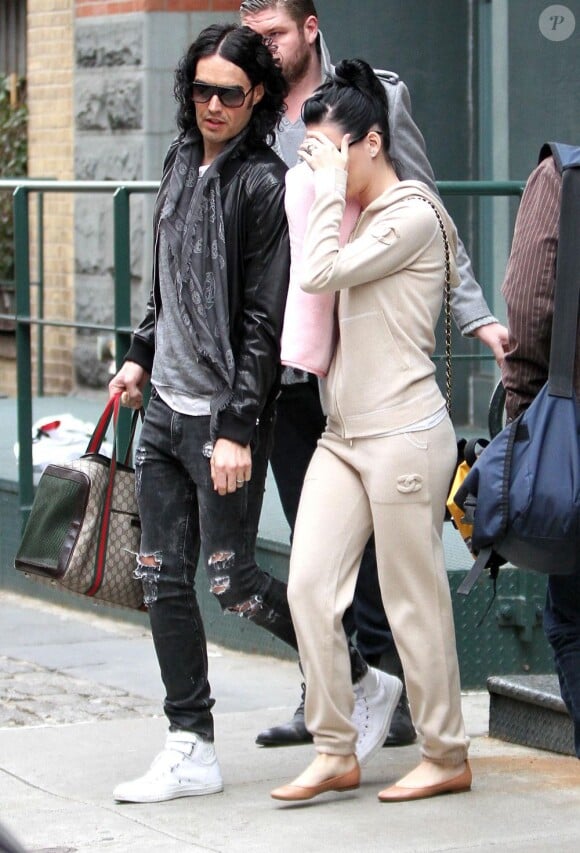 Katy Perry dans un ensemble Chanel et accompagnée de son futur ex mari Russell Brand à New York, le 8 avril 2011.