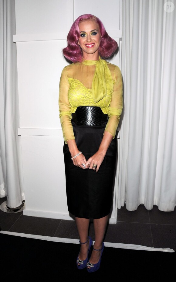 Avec le rose de ses cheveux, le vert pâle de sa blouse et le noir de sa jupe, le tout signé Elie Saab, Katy Perry effectue un fashion faut pas. Los Angeles, le 28 août 2011.