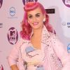 Grande amie du créateur Jeremy Scott, Katy Perry toujours dans sa folie rose, portait de ses robes et une de ses paires de chaussures pour assister aux MTV Europe Music Awards. Belfast, le 6 novembre 2011.
